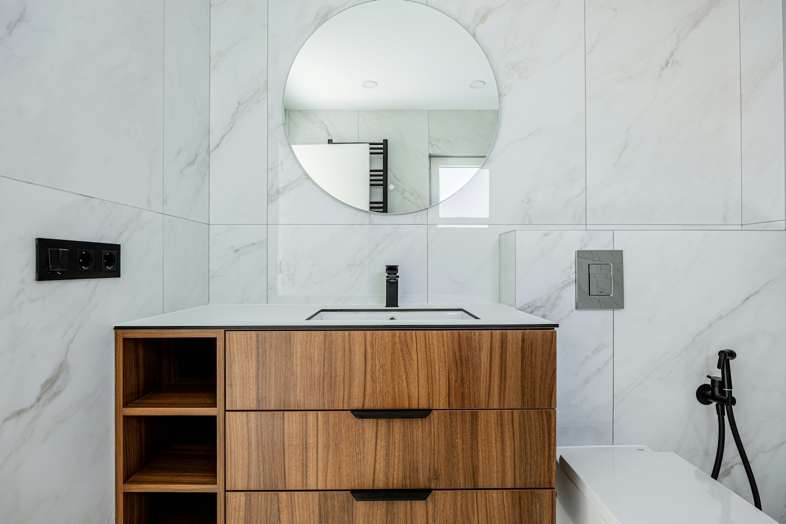 Réalisation d'un meuble de salle de bain sur mesure en bois avec rangements ouverts intégrés
