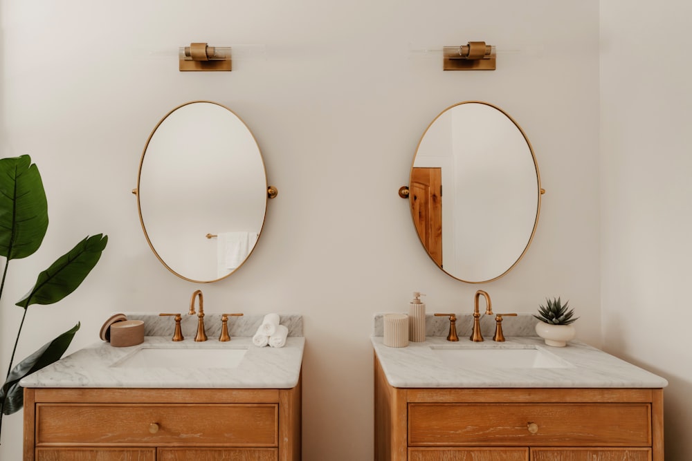 Meubles de salle de bain en bois sur mesure avec miroirs ovales