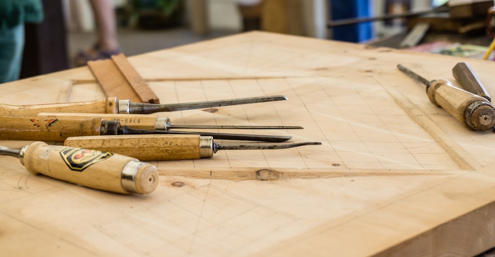 Outils de précision pour le travail du bois posés sur un établi
